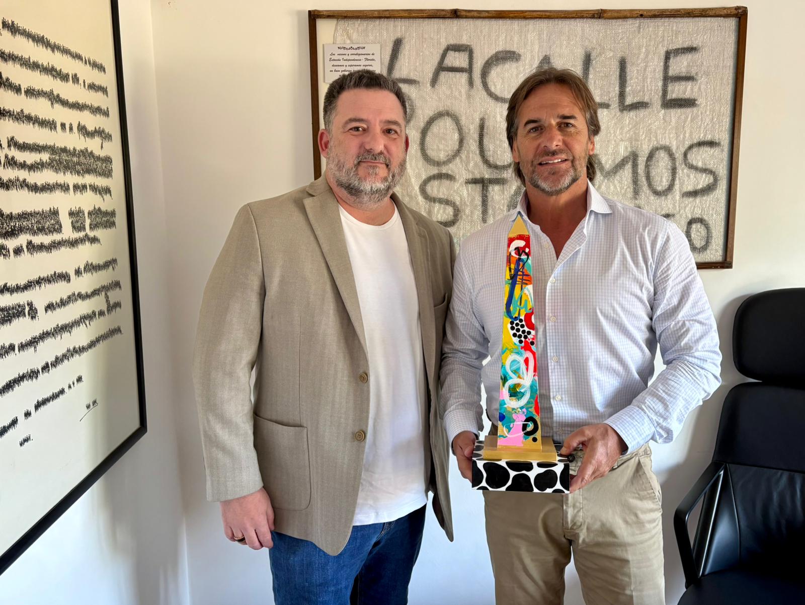 Luis Lacalle Pou, ex presidente de Uruguay, recibe el premio "Personalidad Tributaria Del Año 2025" de parte de Martín Litwak, Founder & Chairman de The 1841 Foundation. 