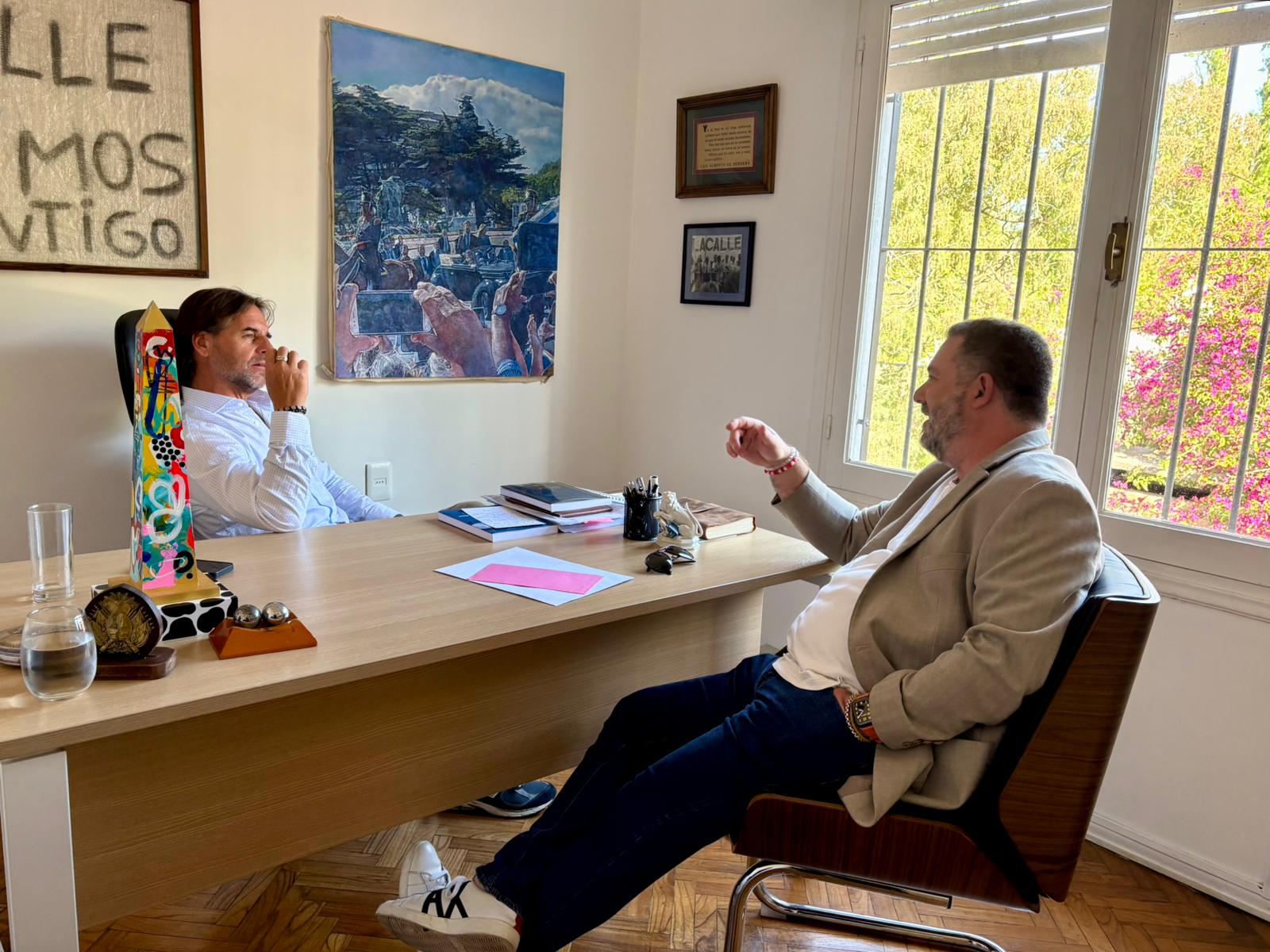 Luis Lacalle Pou, ex presidente de Uruguay, charlando con Martín Litwak, Founder & Chairman de The 1841 Foundation. 